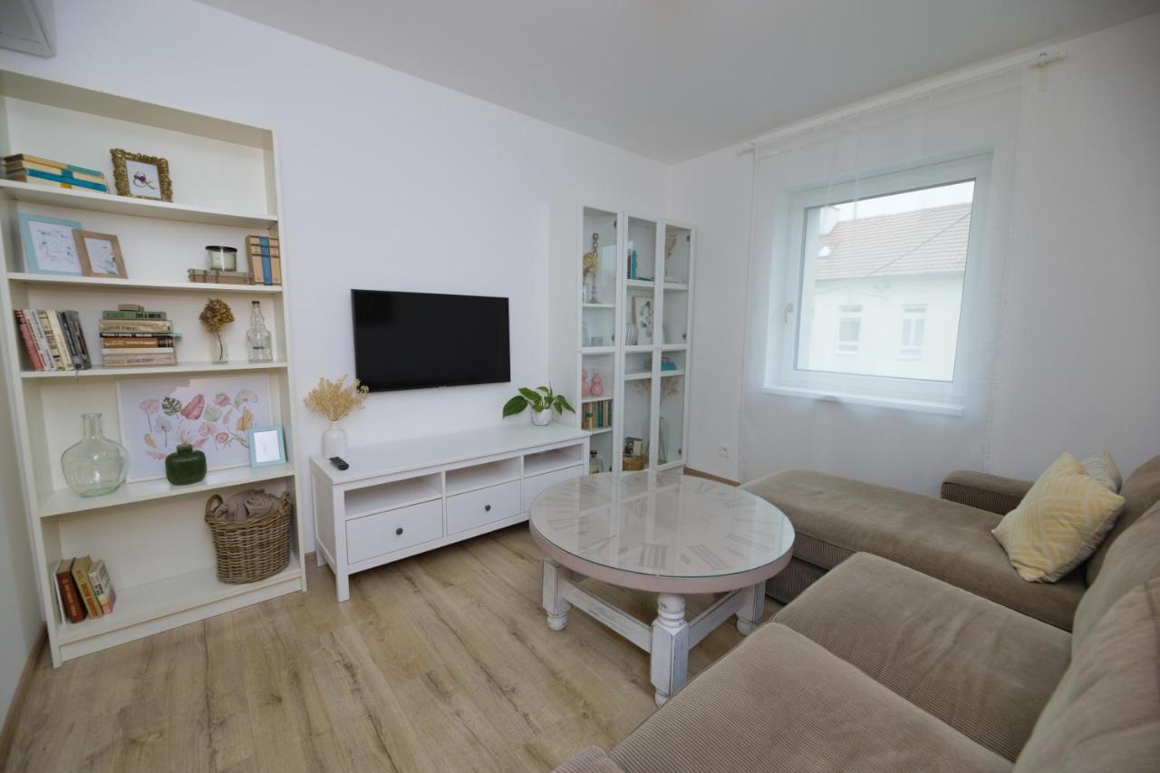 Central Apartment - Folk District Bratislava Extérieur photo